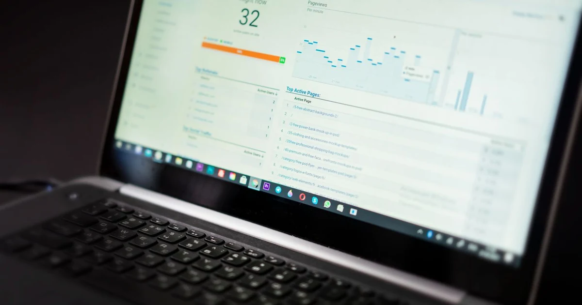 Dashboard con gráficos de analítica de pacientes para una clínica: origen, nuevos clientes y tasa de retención