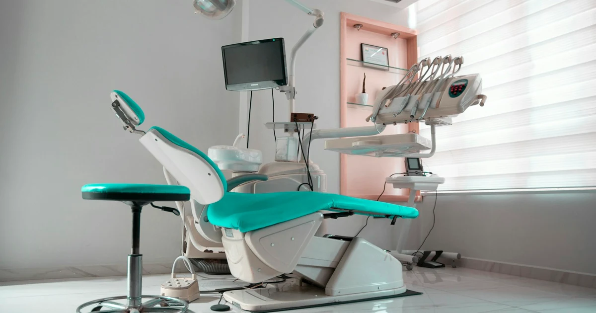 Interior moderno y luminoso de una clínica dental premium con diseño minimalista