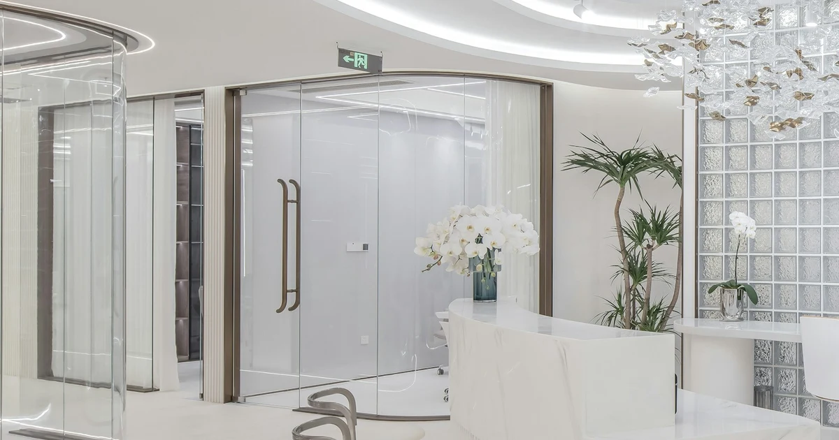 Interior moderno y luminoso de una clínica de medicina estética con sala de tratamientos